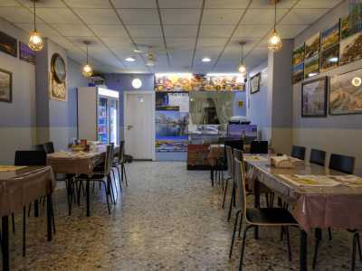 All�interno il locale � familiare, con tavoli rettangolari coperti da tovaglie in plastica trasparente
